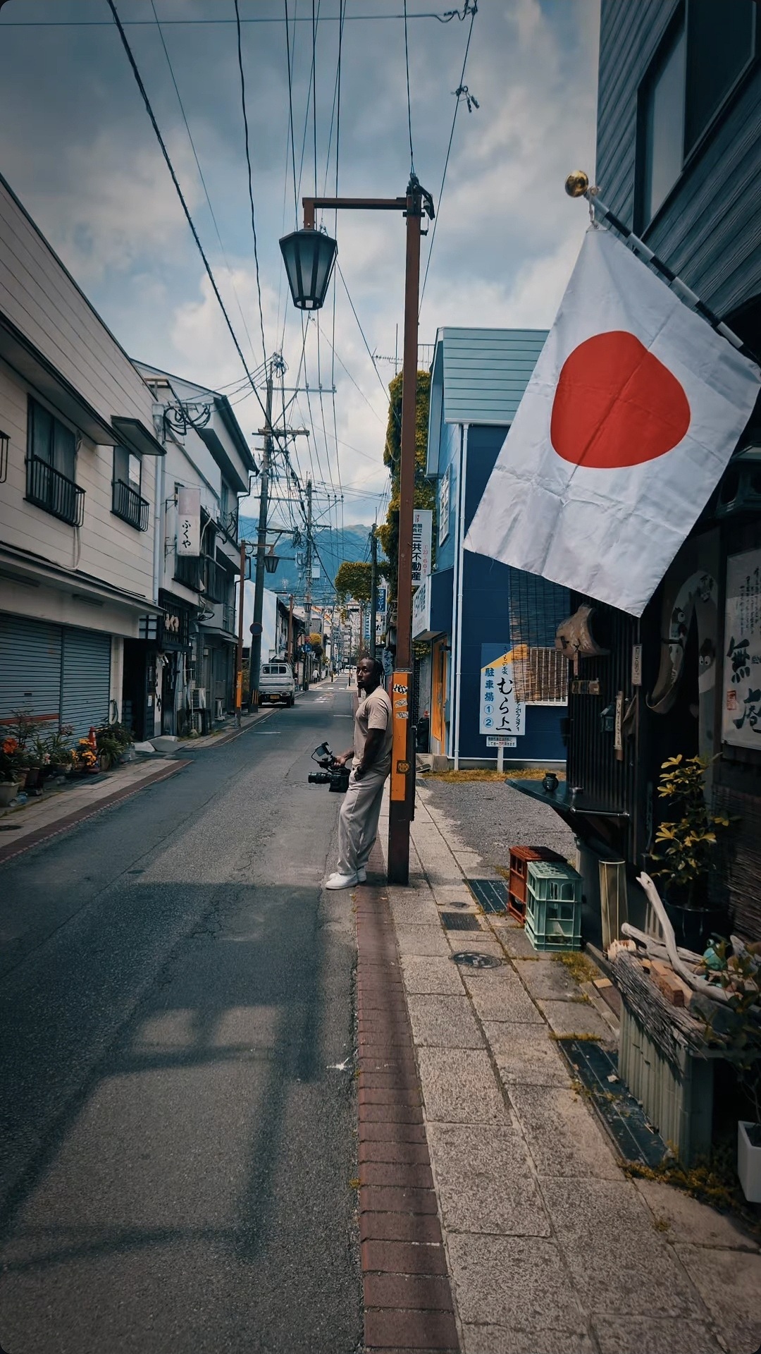 Sílvio Moreira filming in a Japanese street