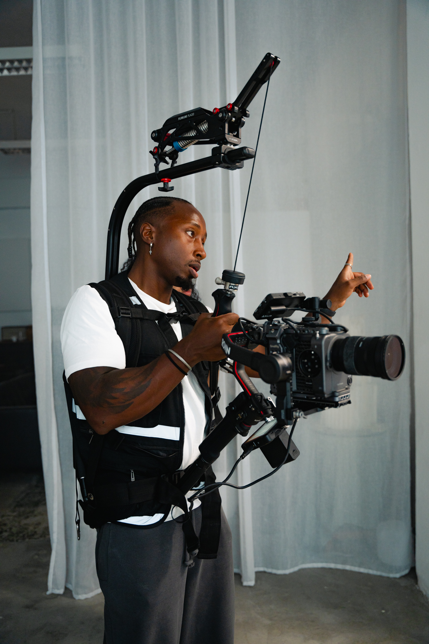 Silvio Moreira operating a cinema camera on set